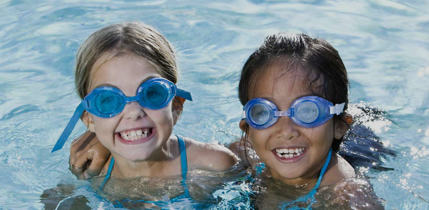 The children are swimming. Плавание дети. Дети плавают. Оздоровительное плавание для детей. Плавание дети лето.